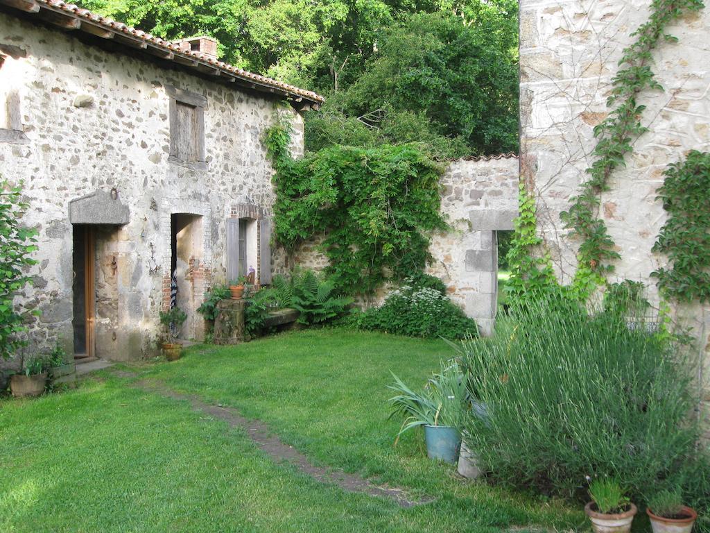 Le Domaine De Panissac Bed and Breakfast Berneuil  Buitenkant foto